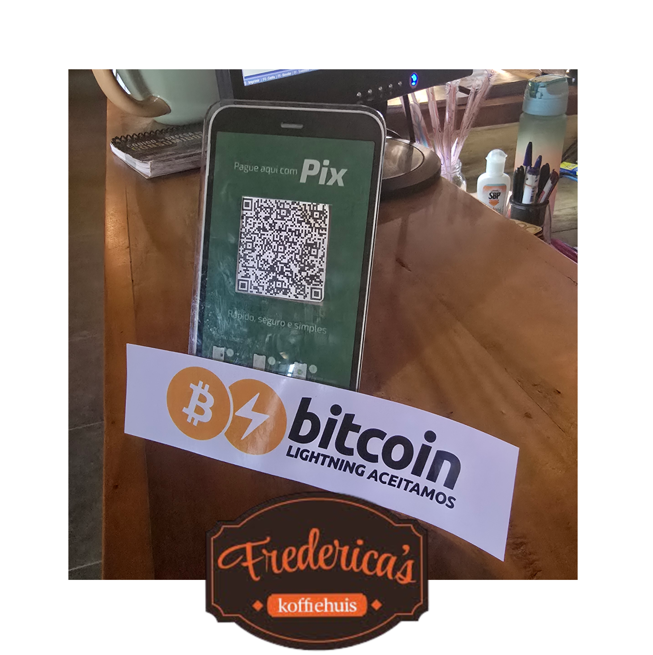 Exemplo de uso do adesivo Bitcoin na Frederica's